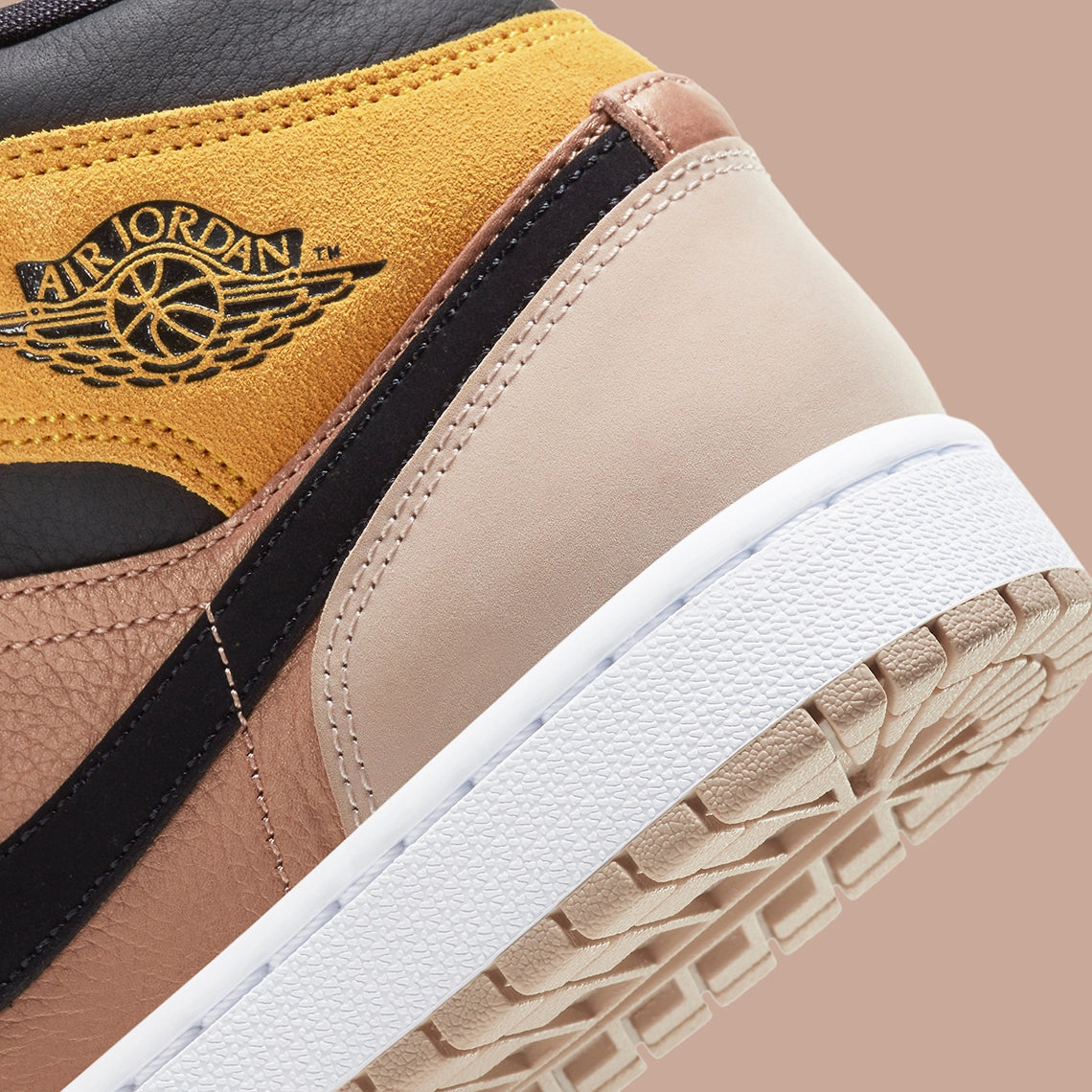 Jordan 1 Mid "Particle Beige" (W)
