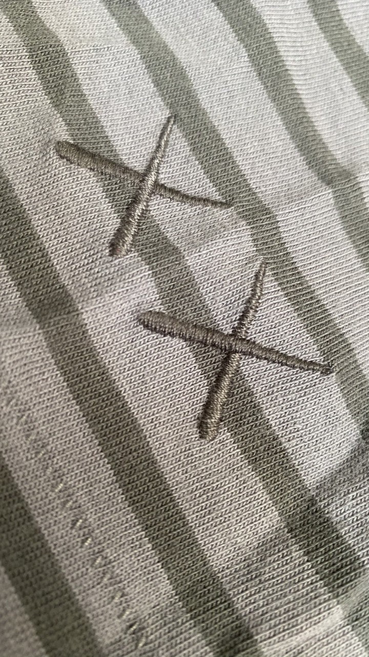 Playera KAWS X Uniqlo (Gray stripes)