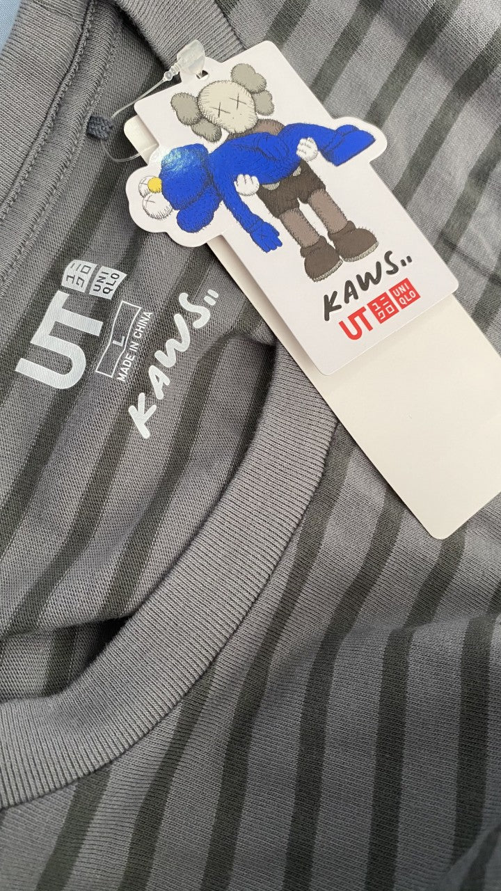 Playera KAWS X Uniqlo (Gray stripes)