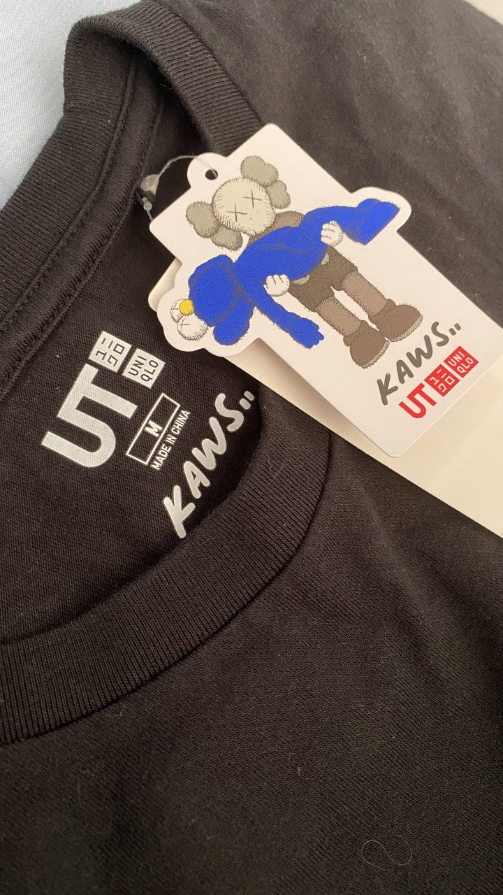 Playera KAWS X Uniqlo Grafitti