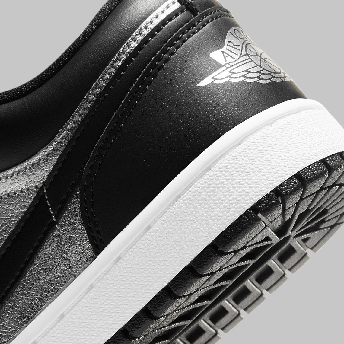 Jordan 1 Low "Black Metallic Silver" (W)